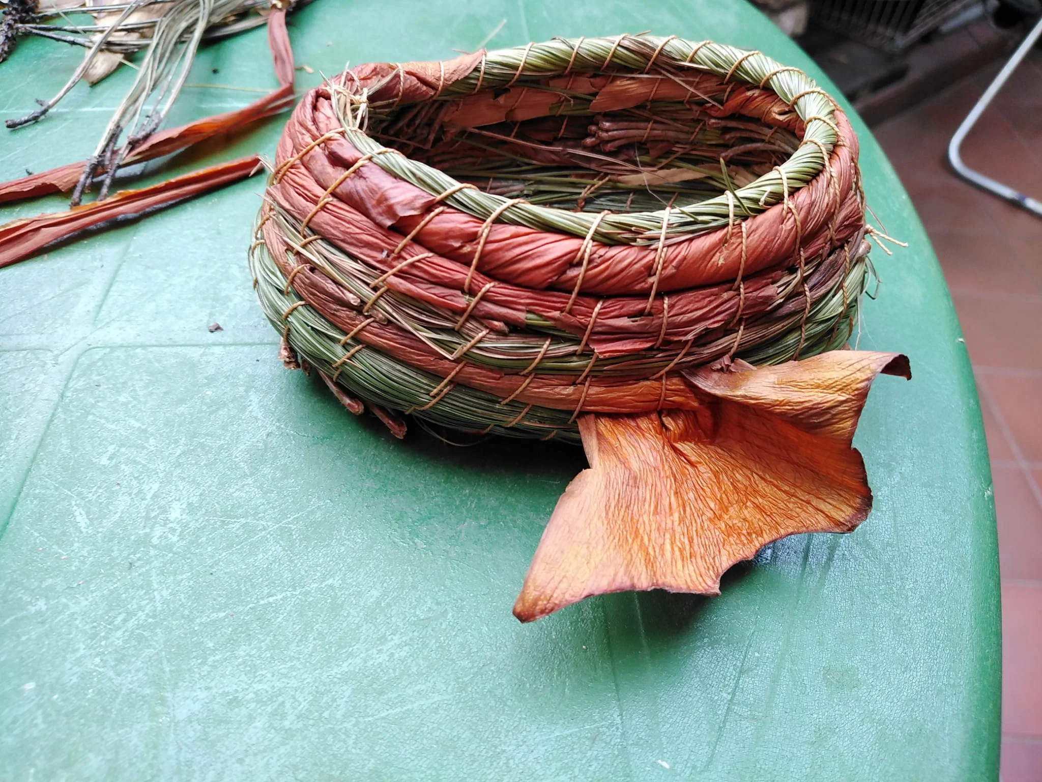 Canasto decorativo del taller de cestería en fibras naturales